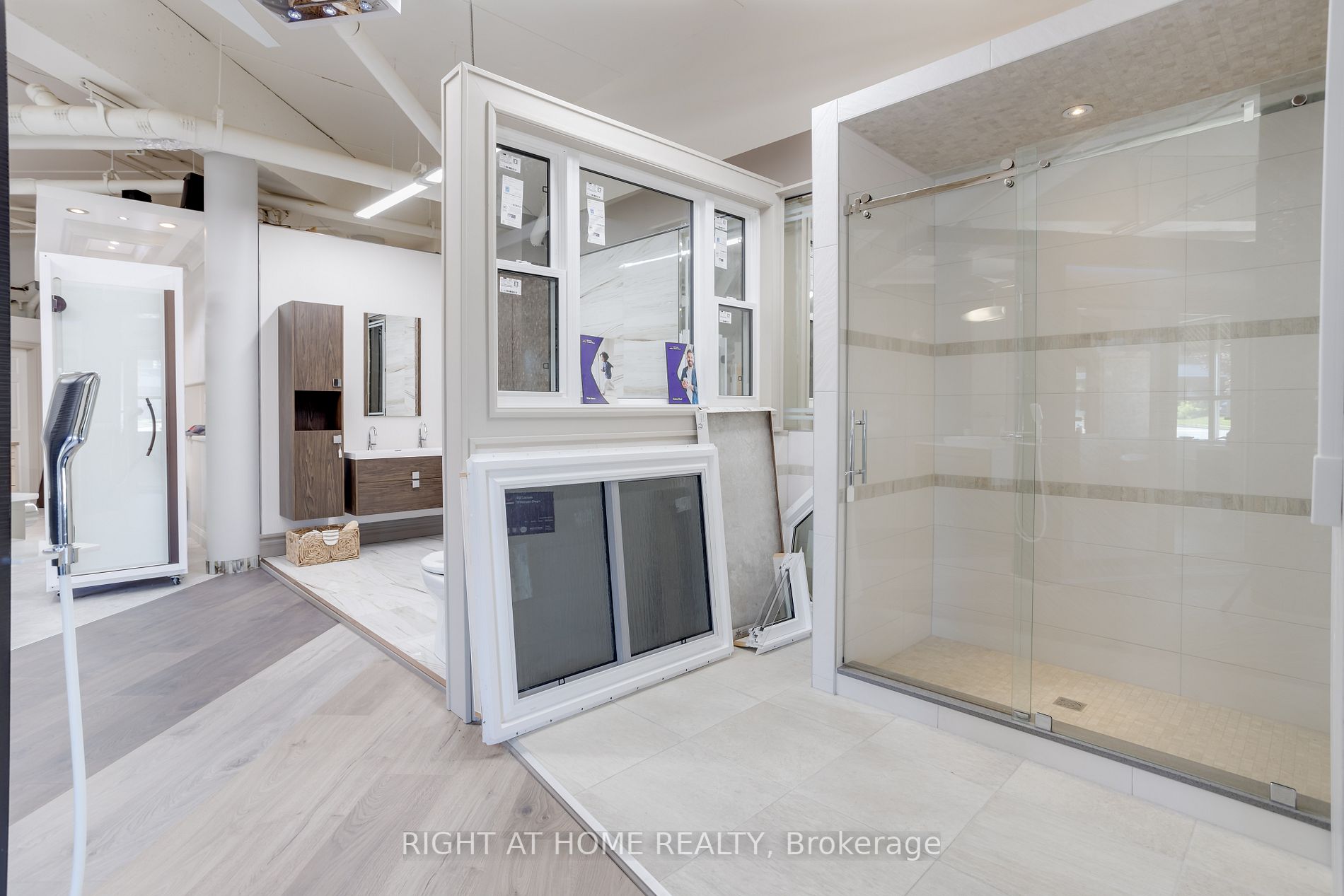 160 Wellington St E, #2