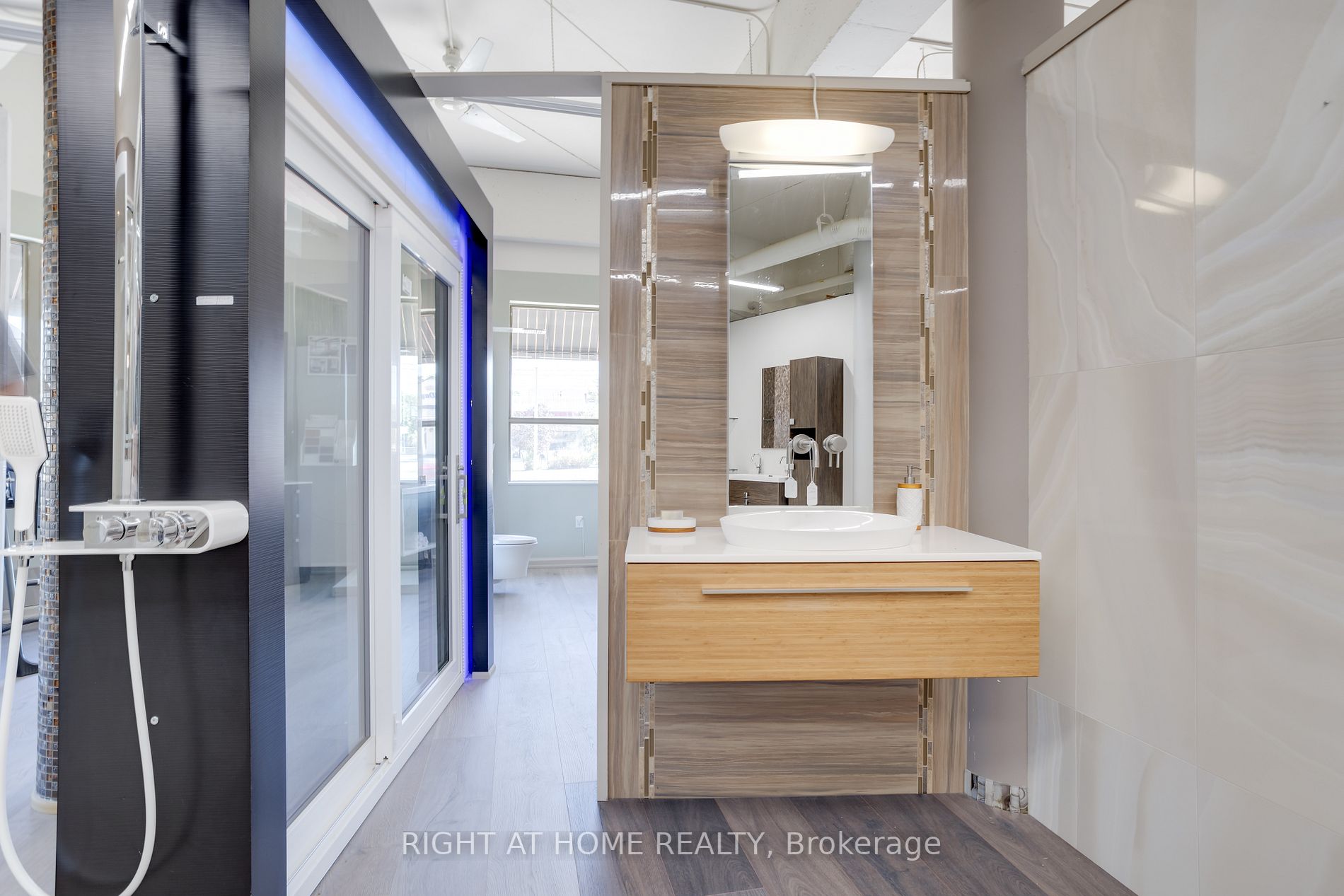 160 Wellington St E, #2