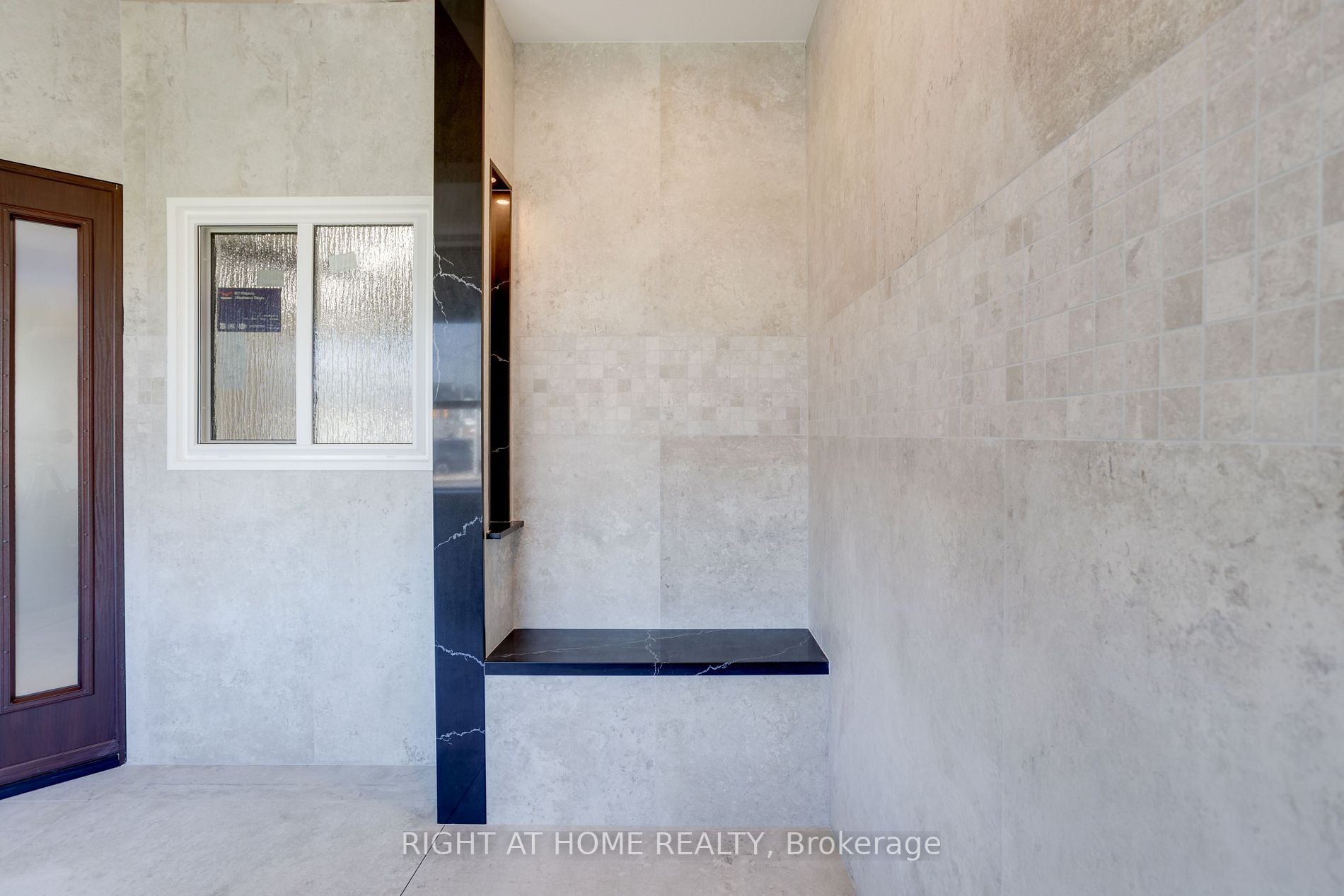 160 Wellington St E, #2