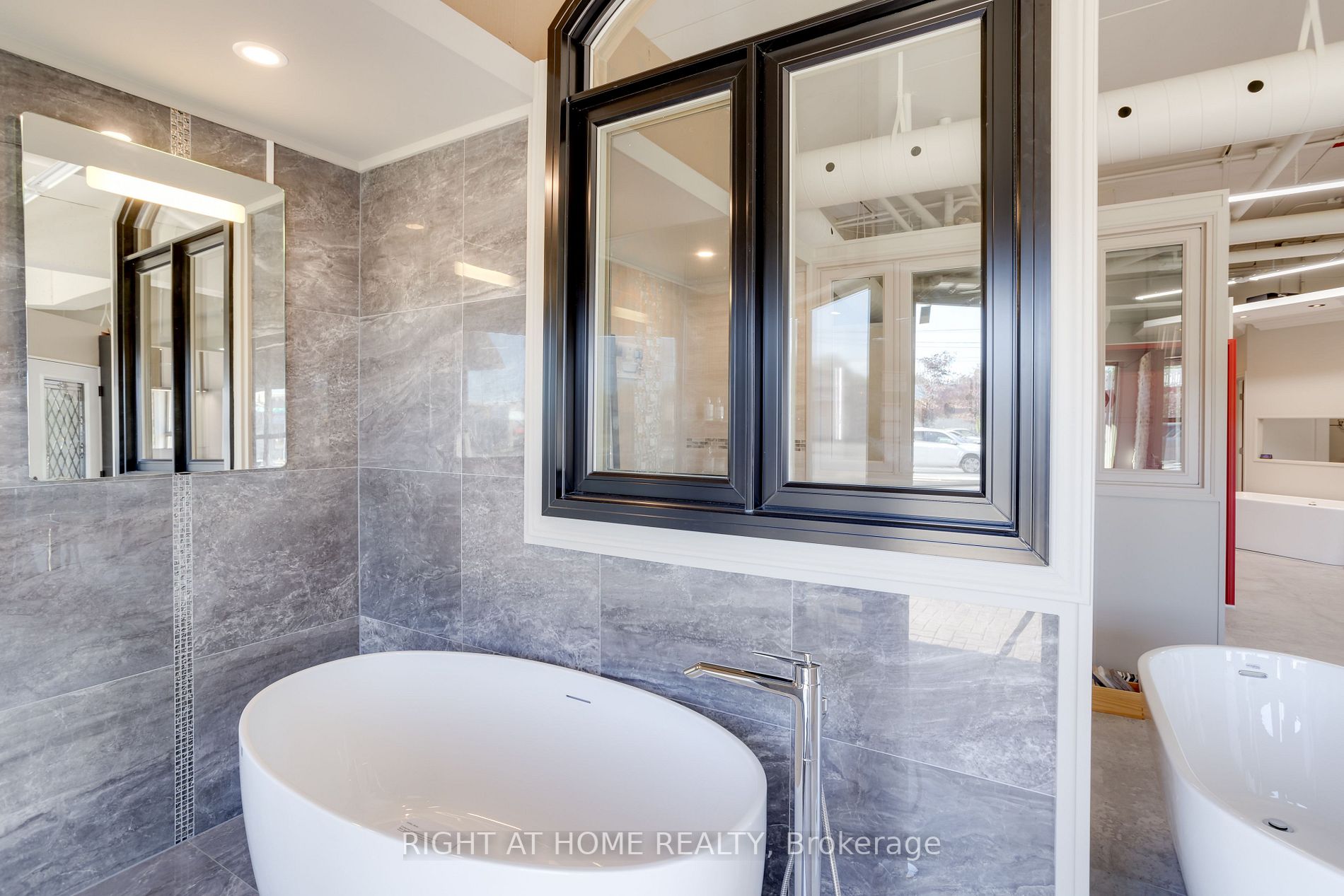 160 Wellington St E, #2