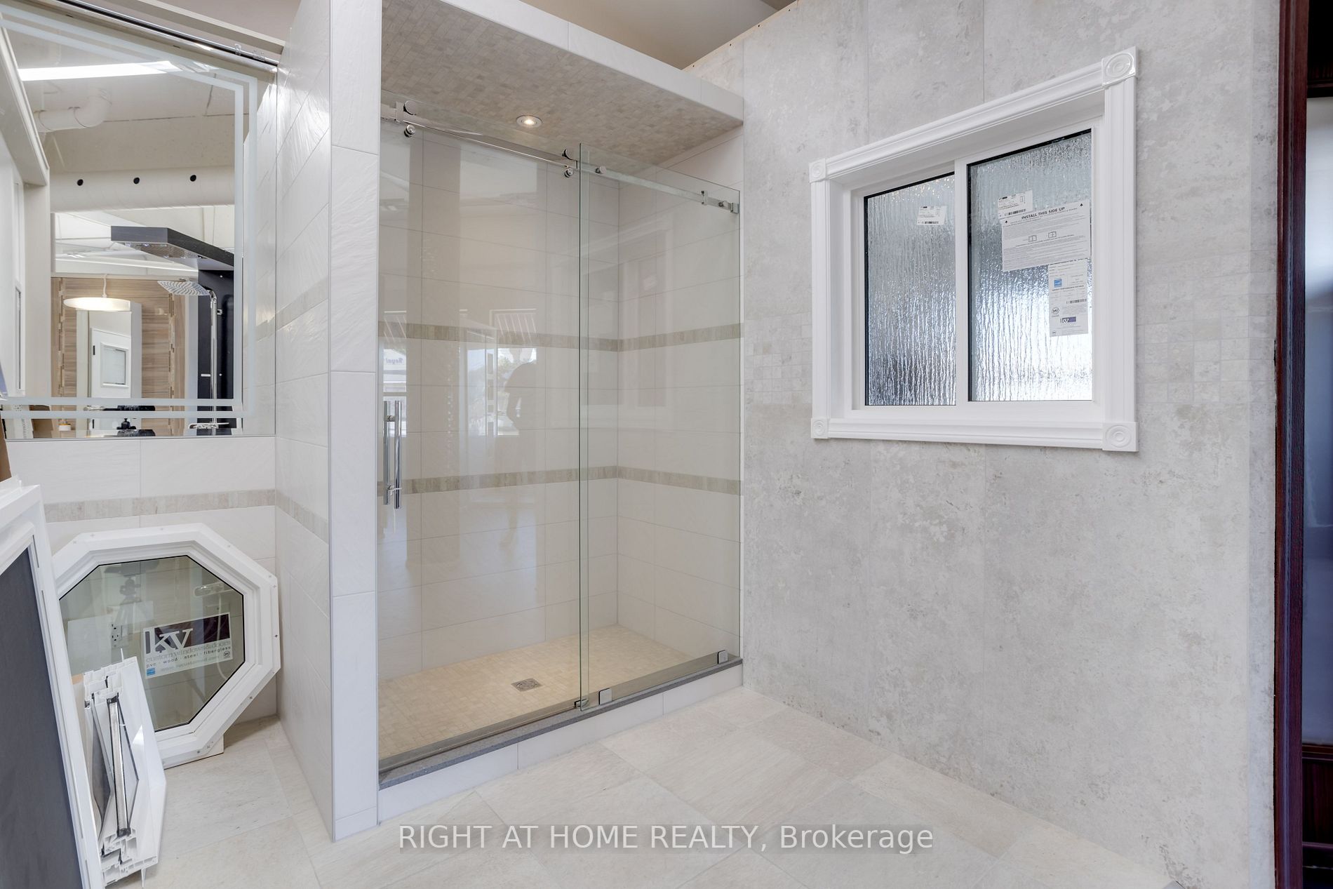 160 Wellington St E, #2