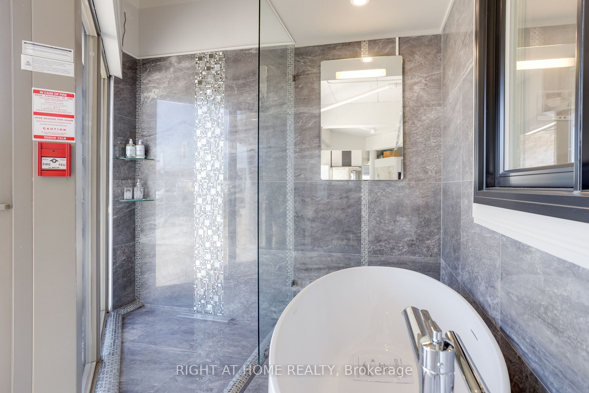 160 Wellington St E, #2