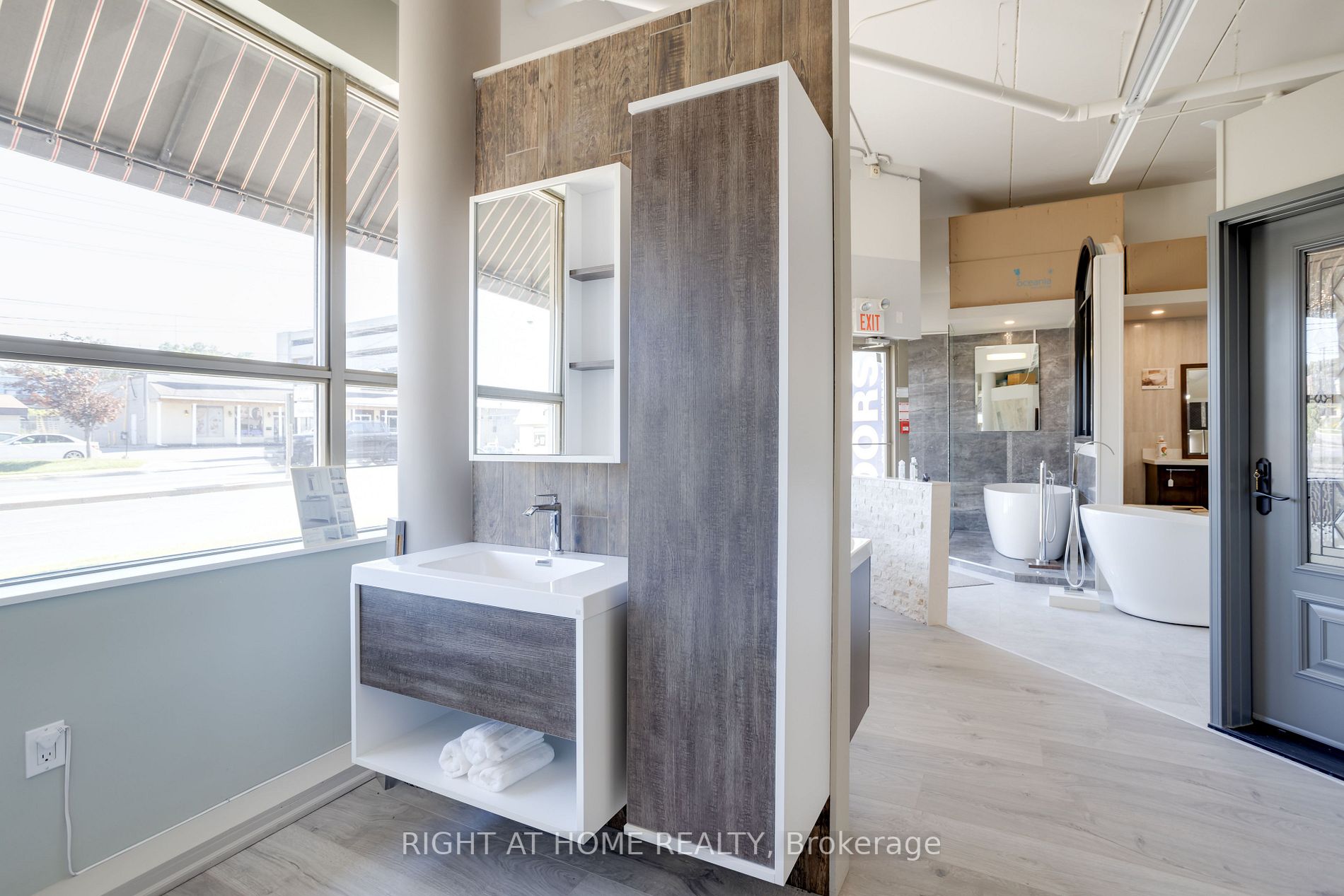 160 Wellington St E, #2