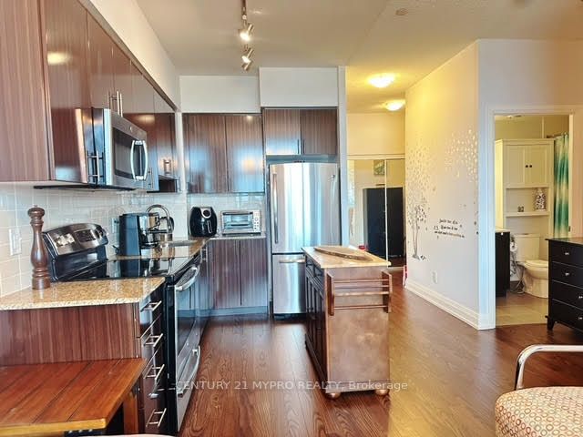 7167 Yonge St, #810
