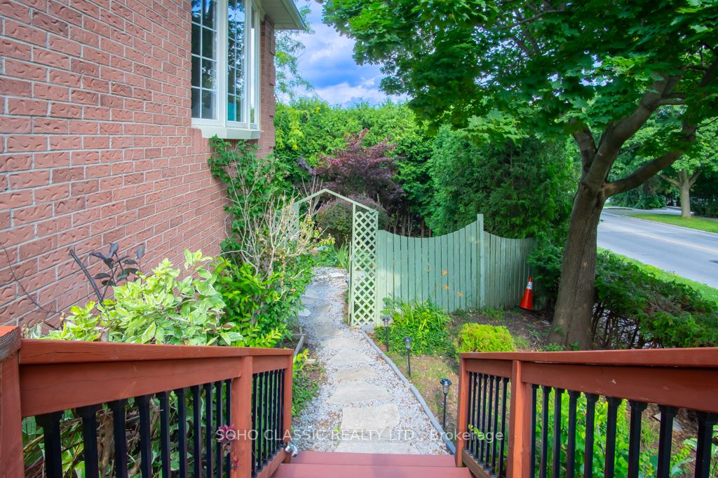 2 Lanewood Dr