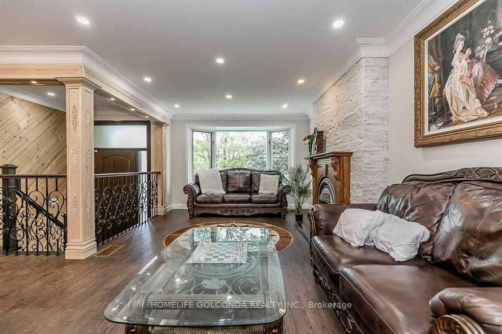 372 Dixon Blvd