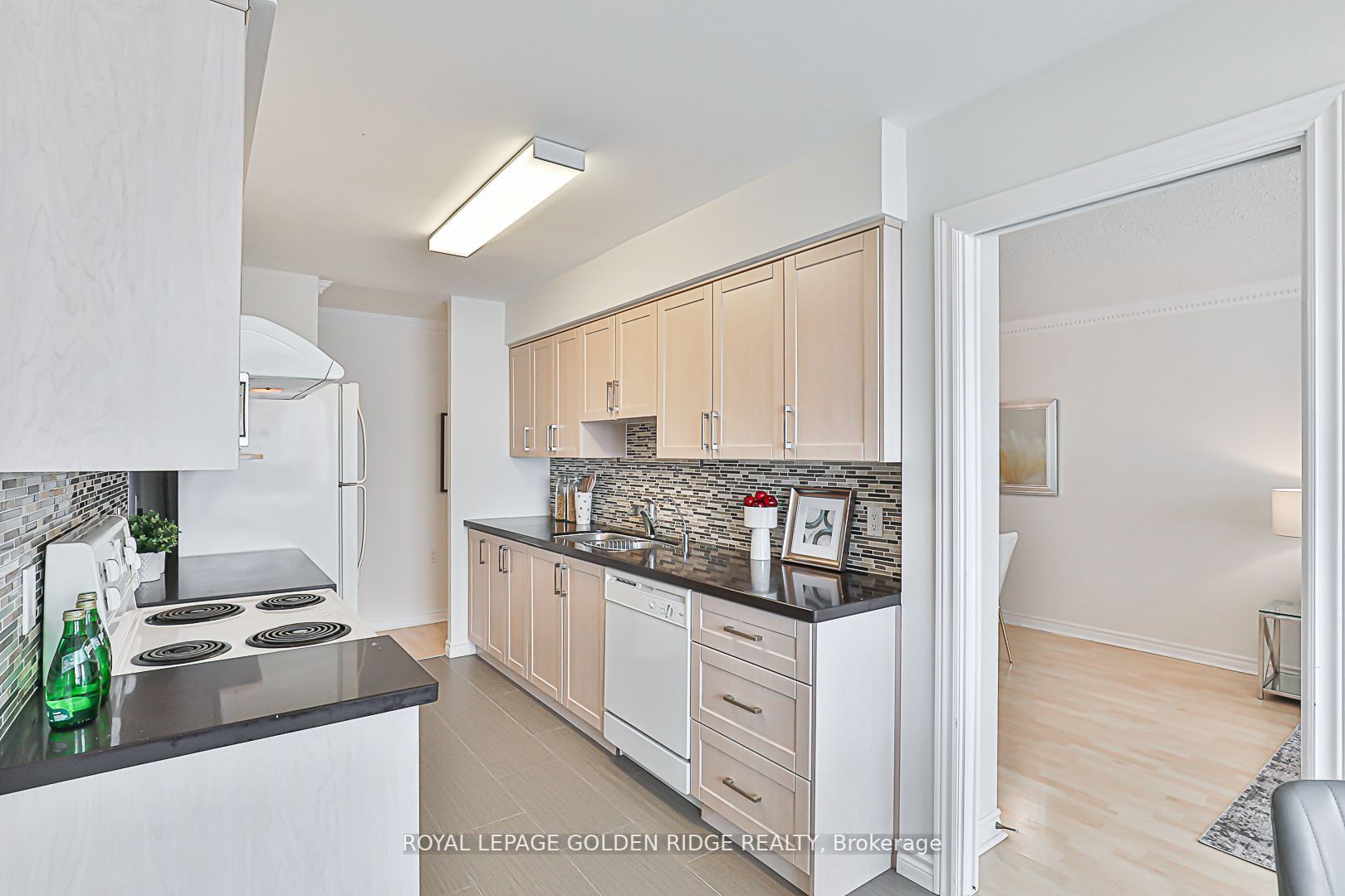 9015 Leslie St, #717