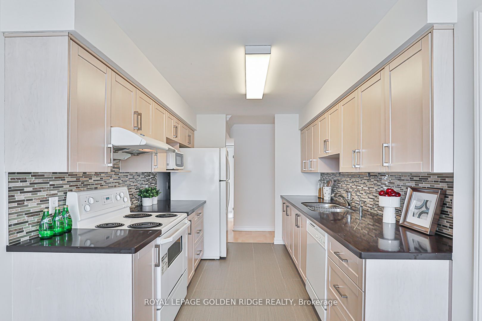 9015 Leslie St, #717