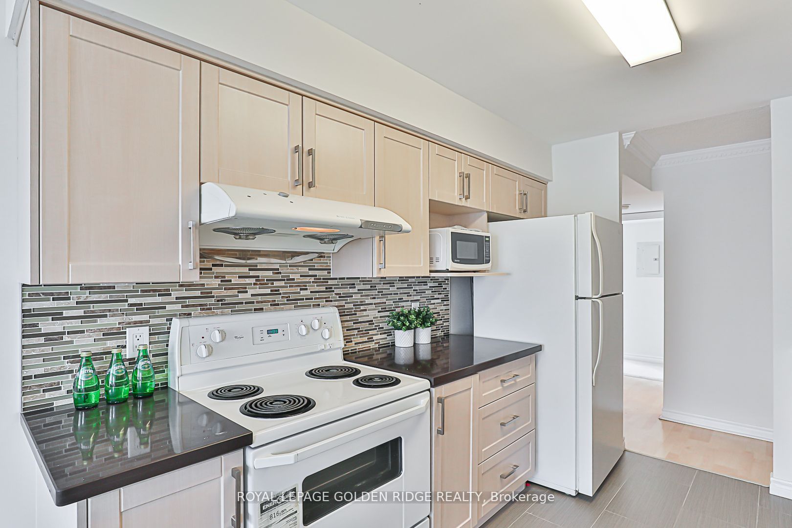 9015 Leslie St, #717