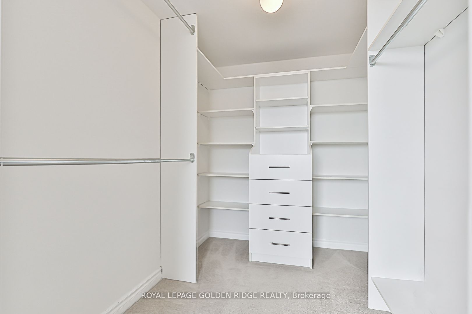 9015 Leslie St, #717