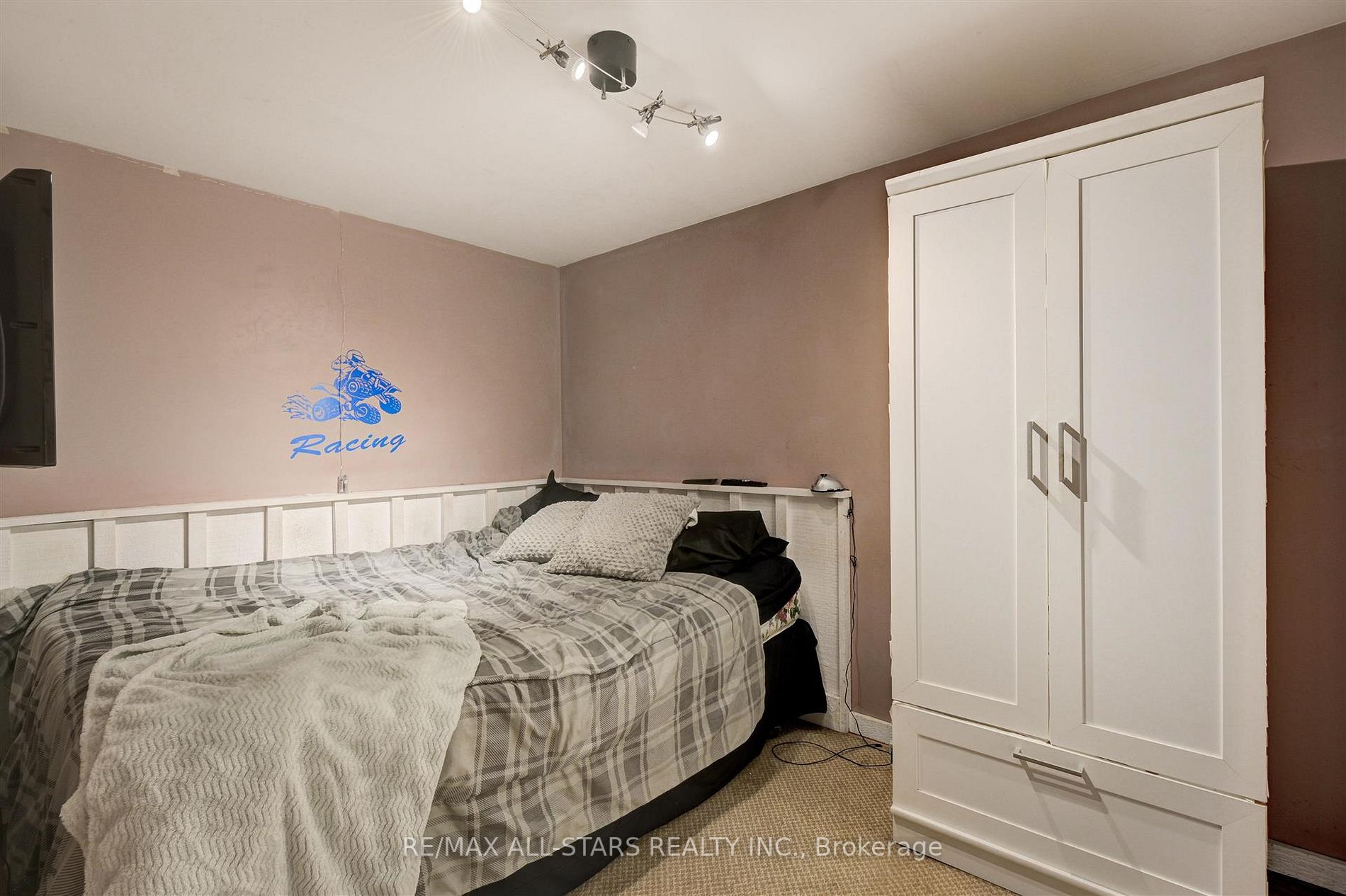 18 Tindall Lane