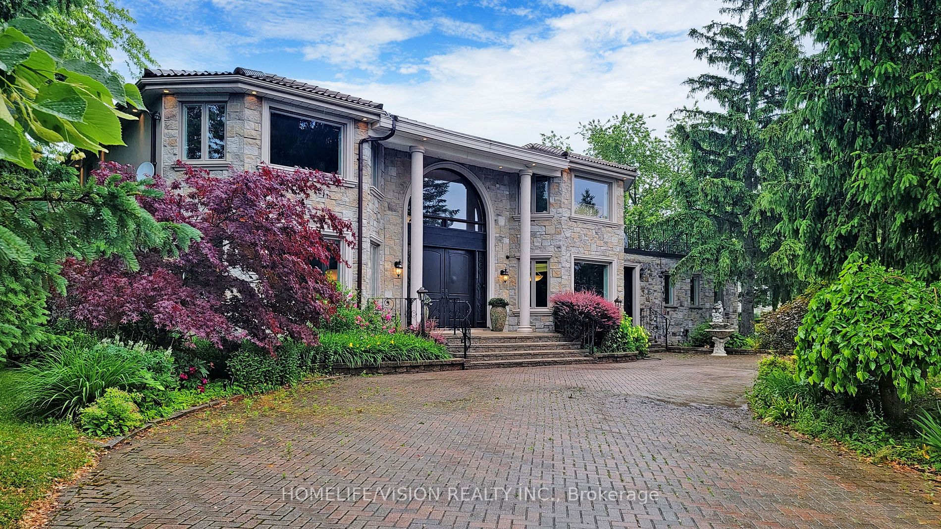 716 Woodland Acres Cres