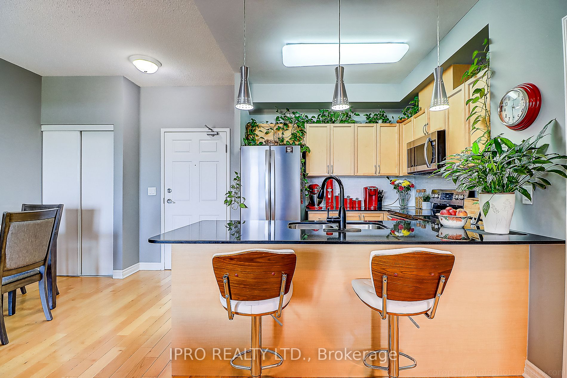 15450 Yonge St, #401