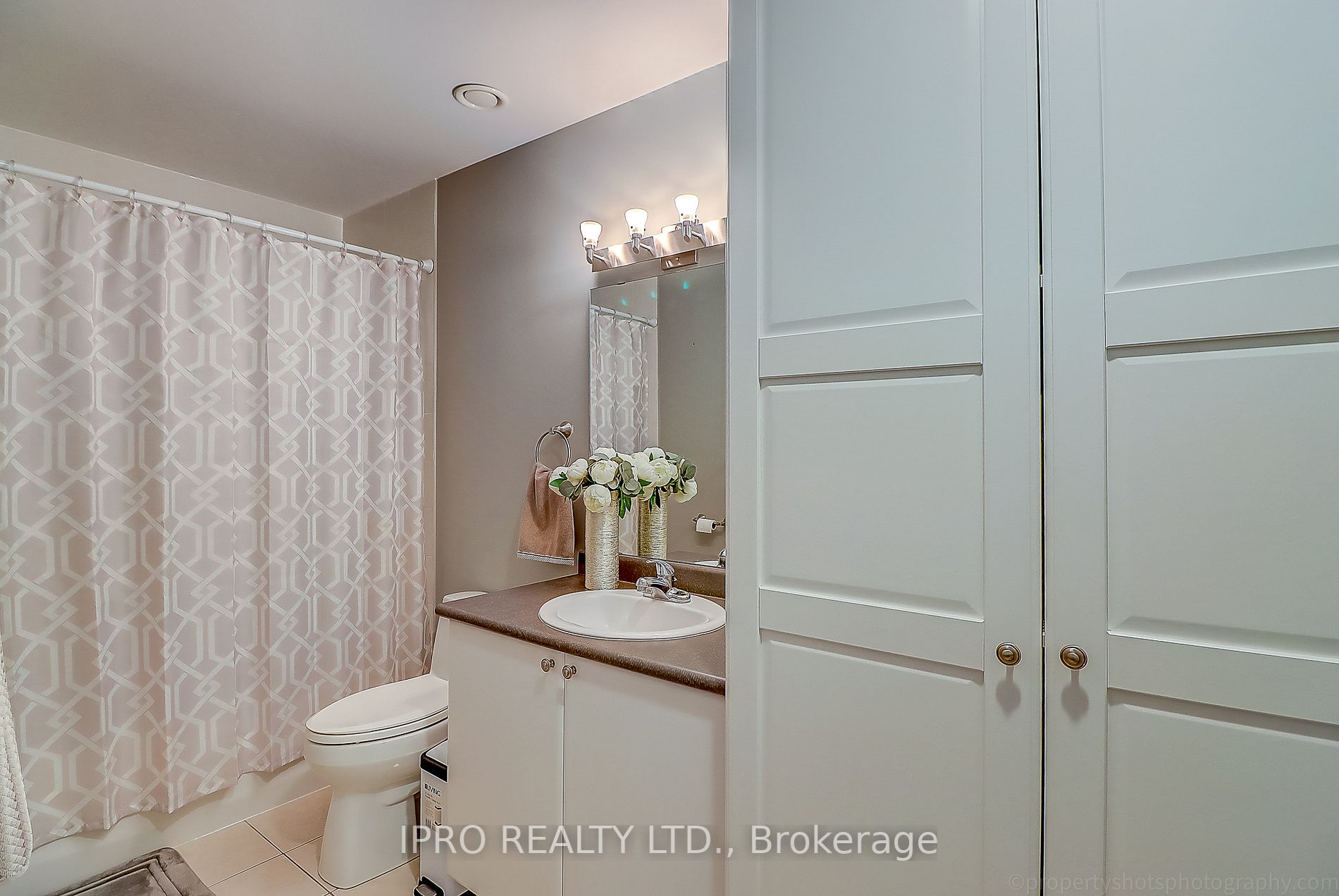15450 Yonge St, #401
