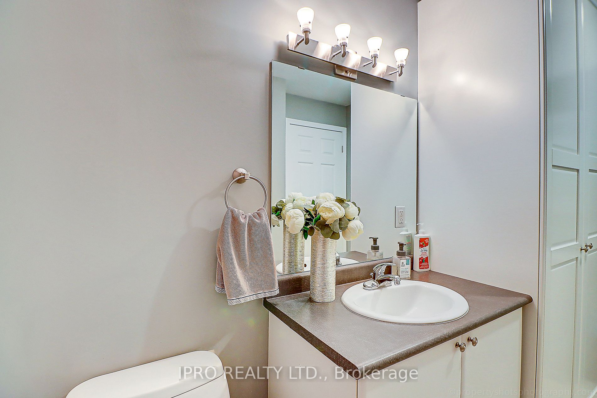 15450 Yonge St, #401