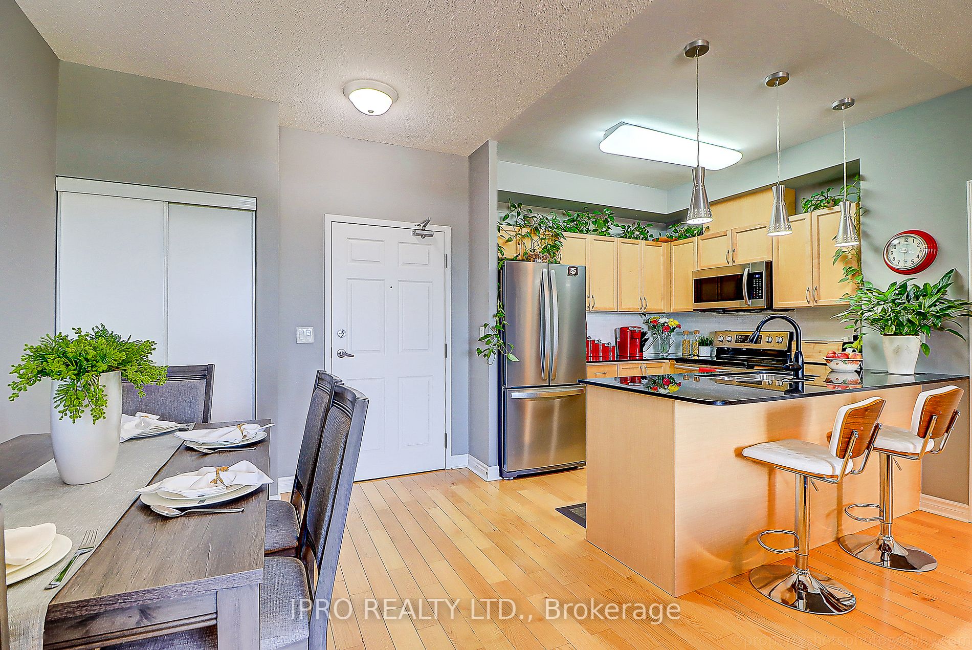 15450 Yonge St, #401