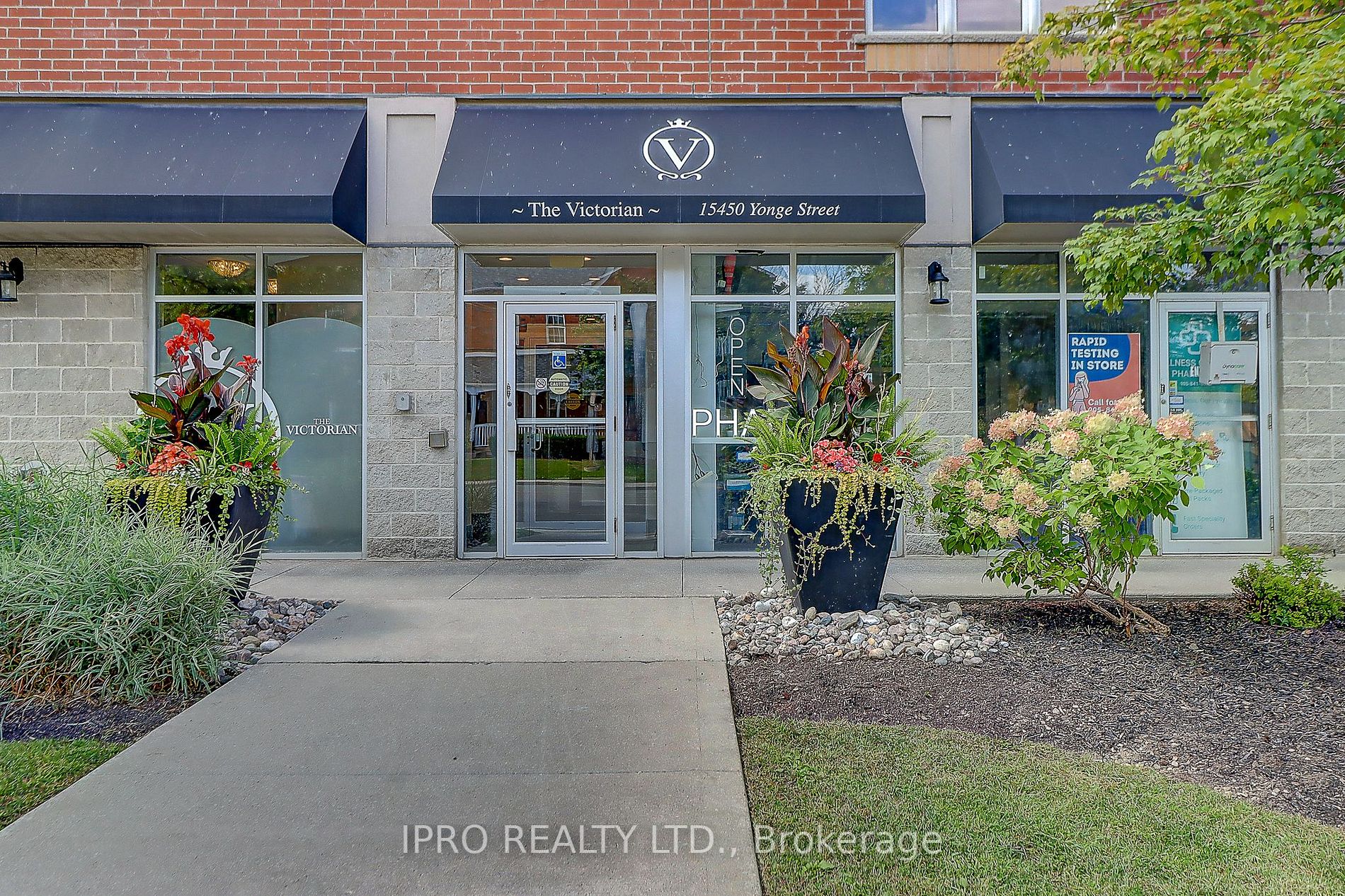 15450 Yonge St, #401