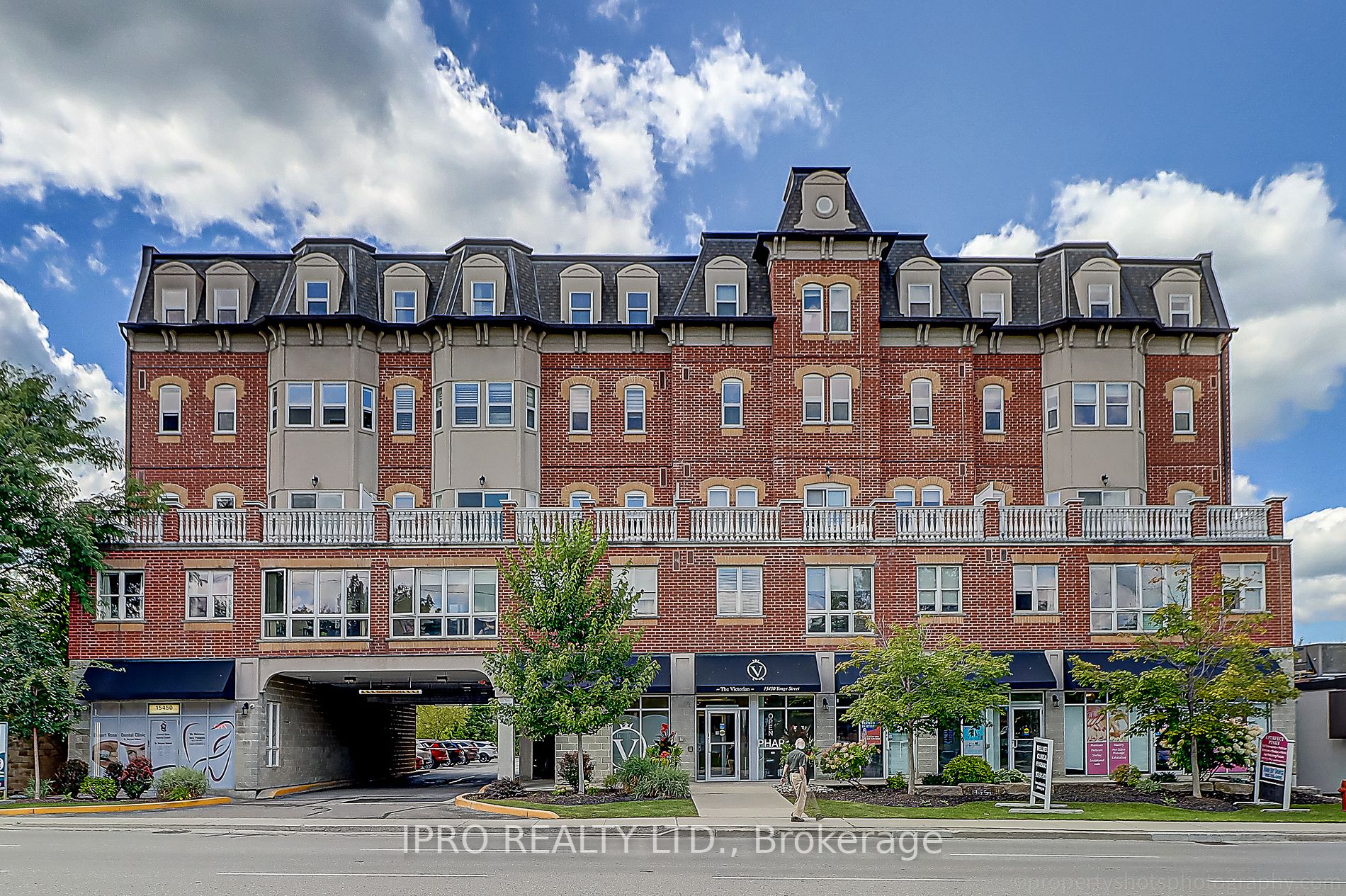 15450 Yonge St, #401