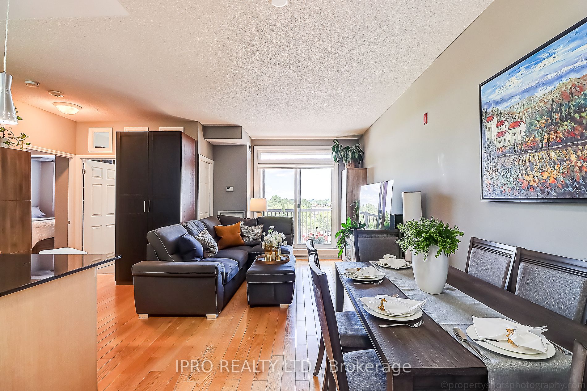 15450 Yonge St, #401