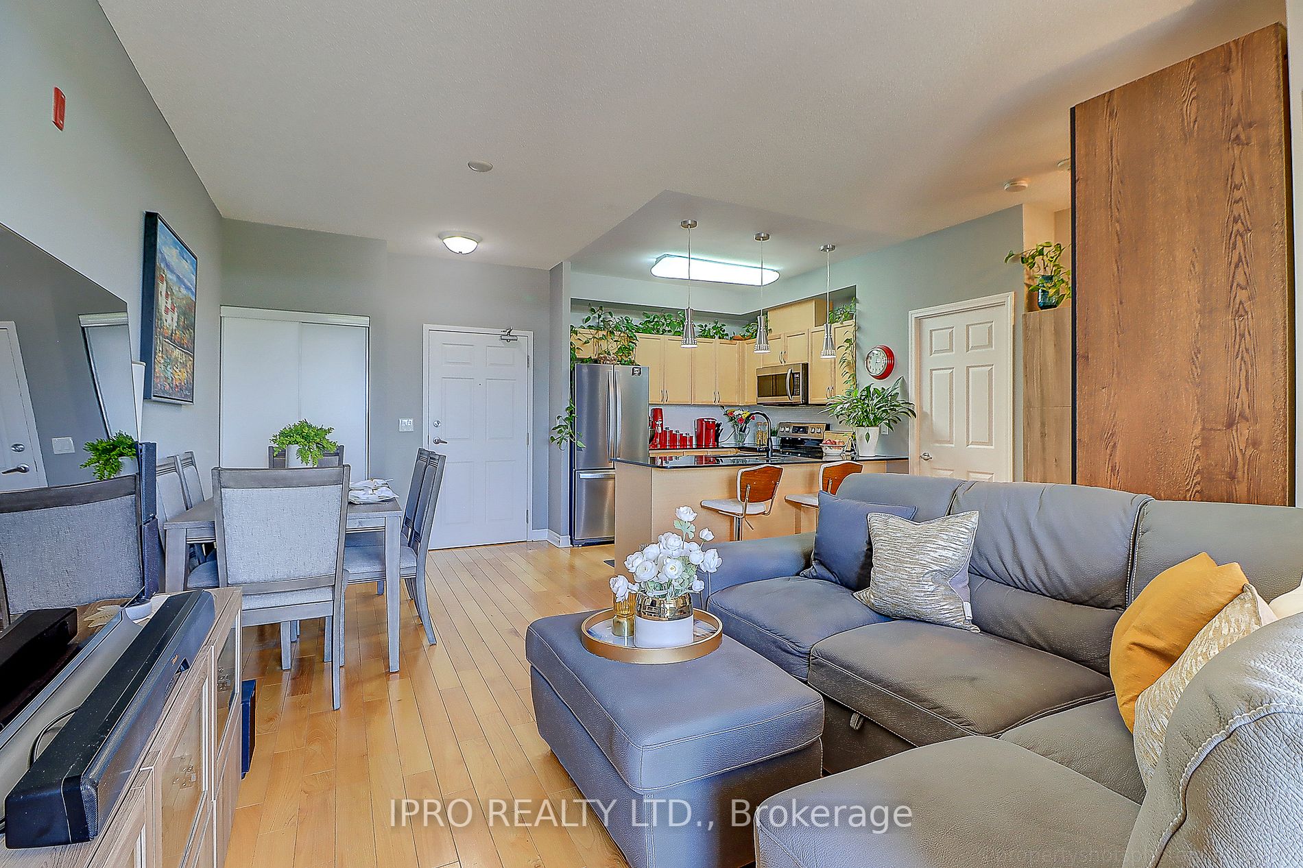 15450 Yonge St, #401