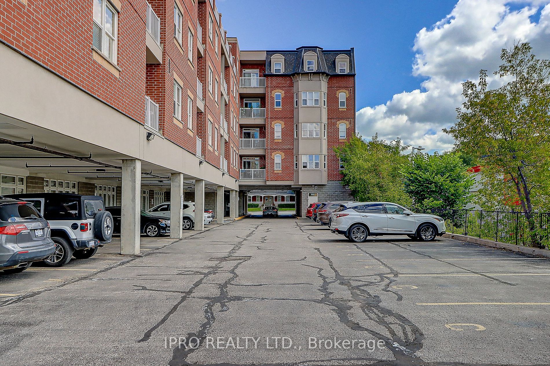 15450 Yonge St, #401