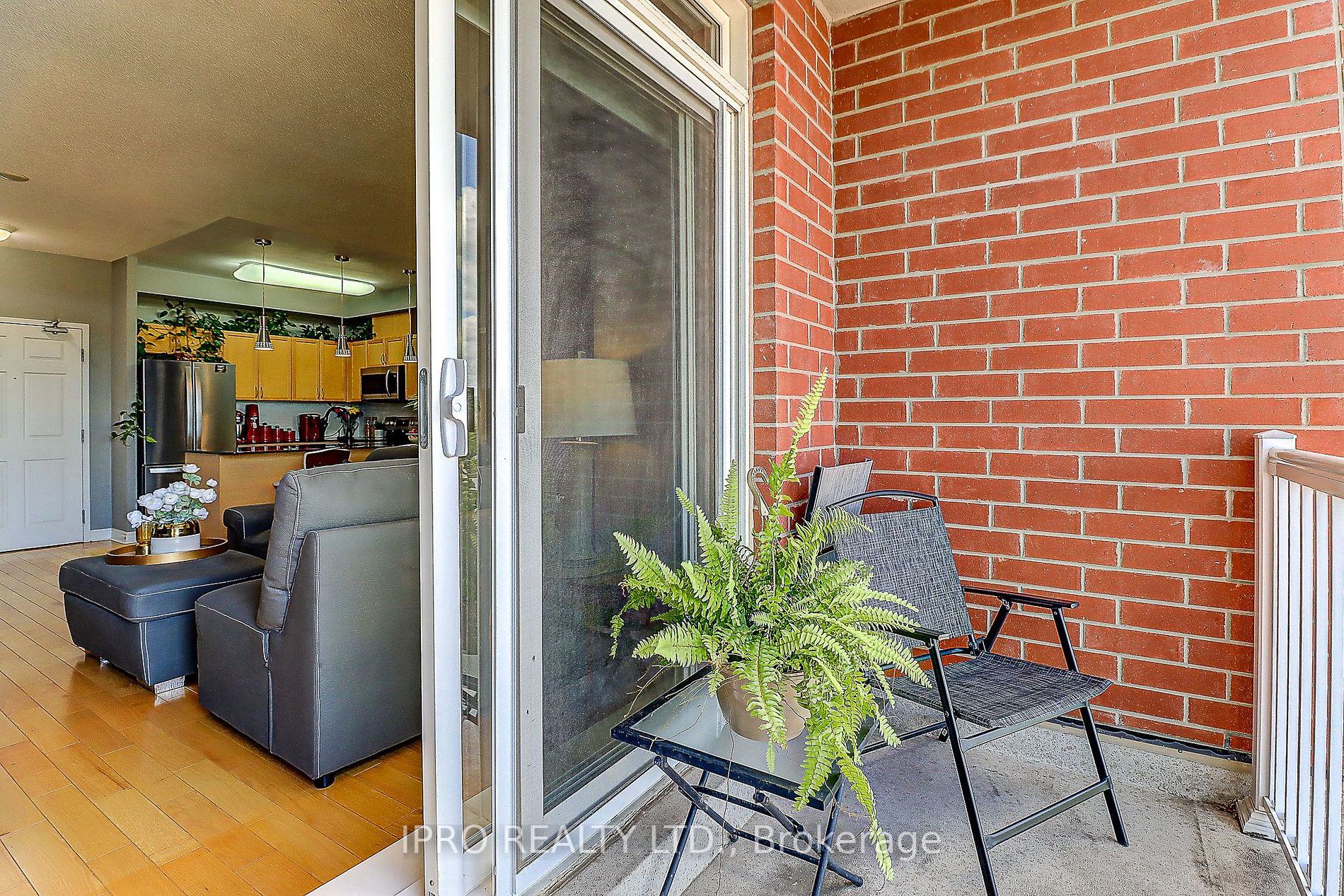 15450 Yonge St, #401