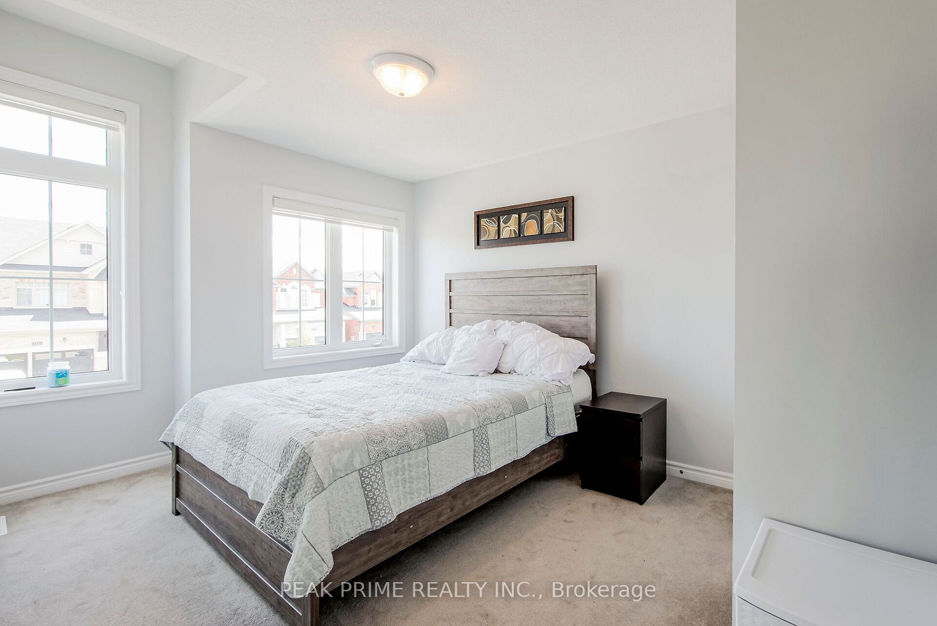 1534 Farrow Cres