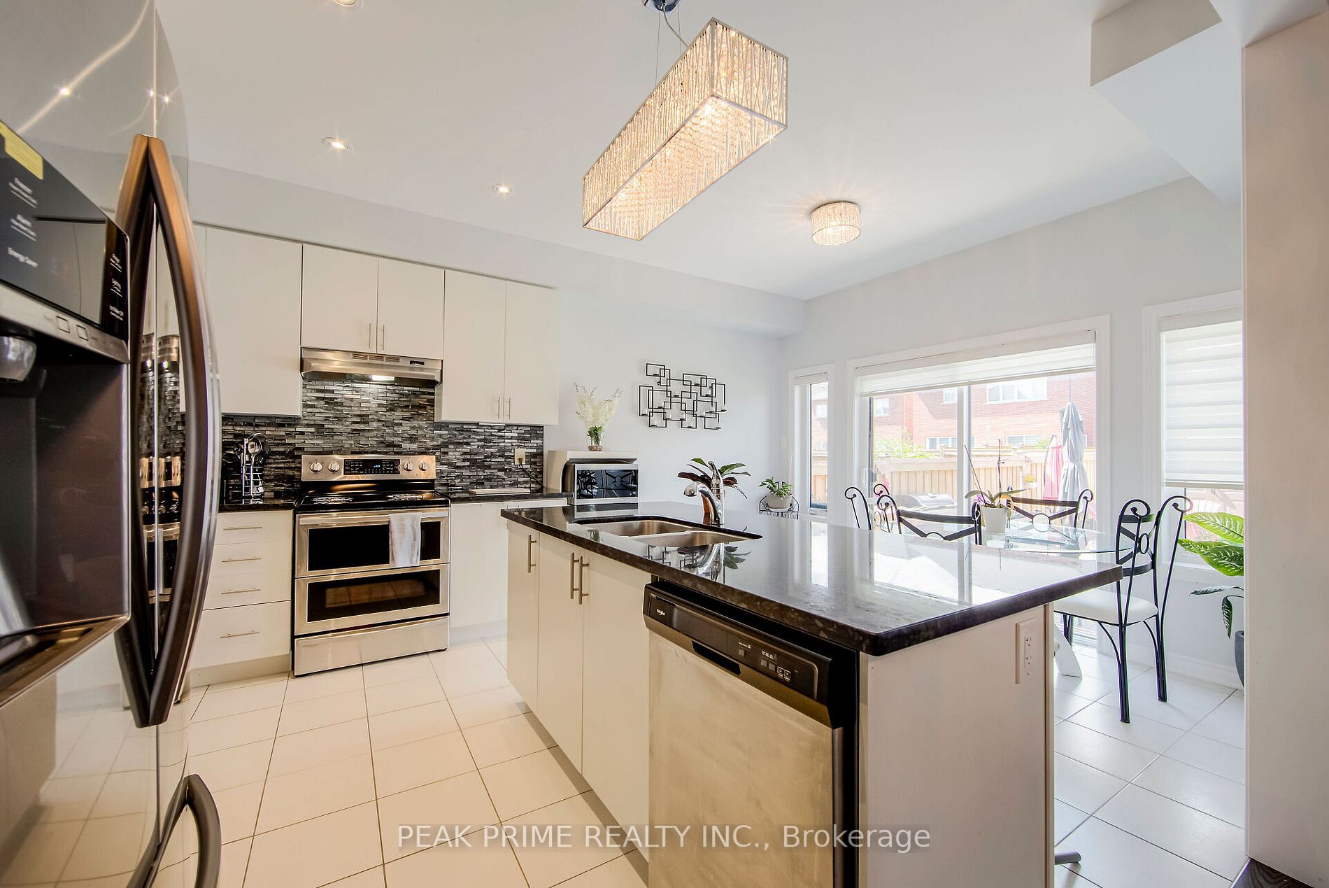 1534 Farrow Cres