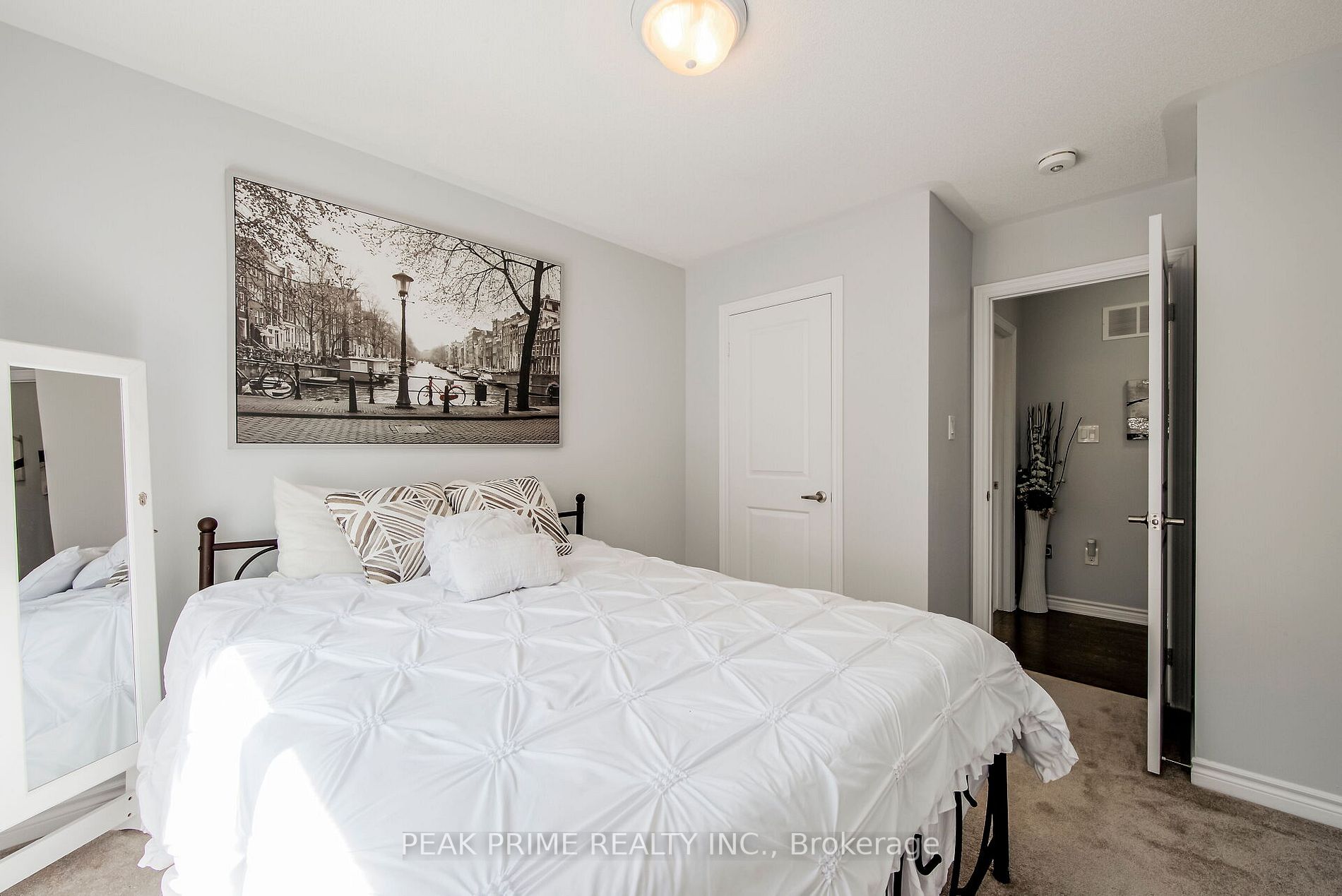 1534 Farrow Cres