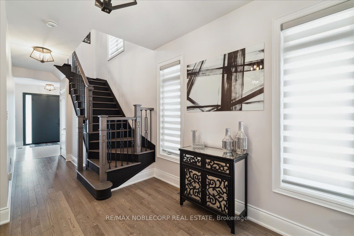 245 Cranbrook Cres