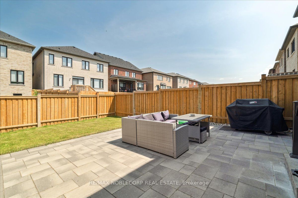 245 Cranbrook Cres