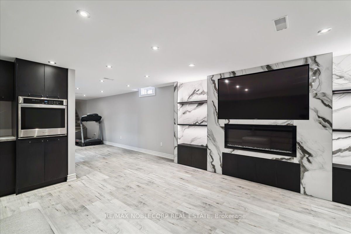 245 Cranbrook Cres