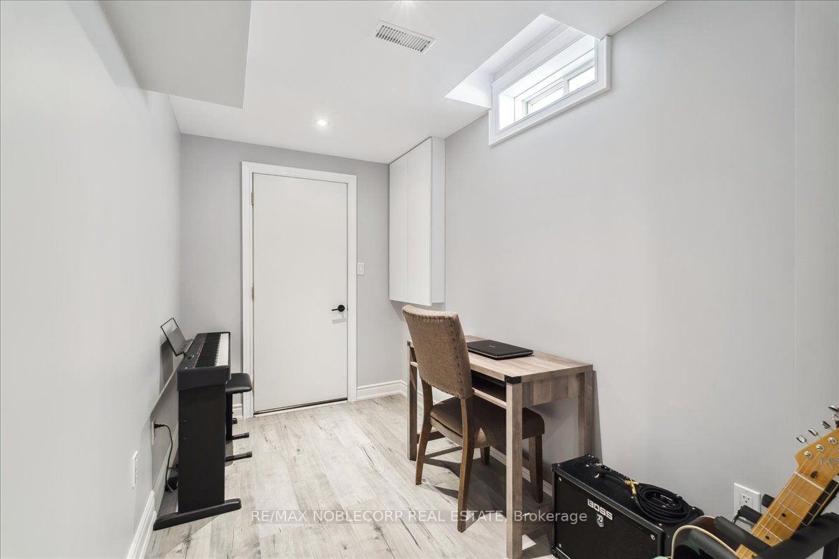 245 Cranbrook Cres