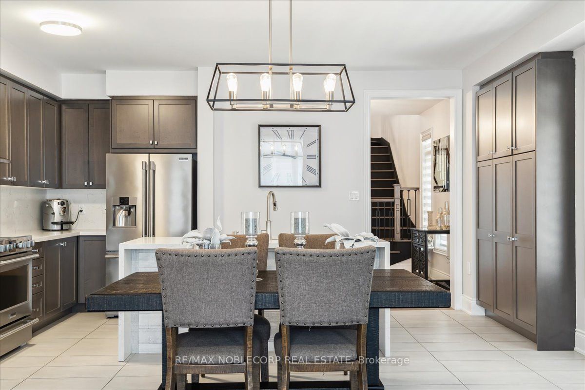 245 Cranbrook Cres