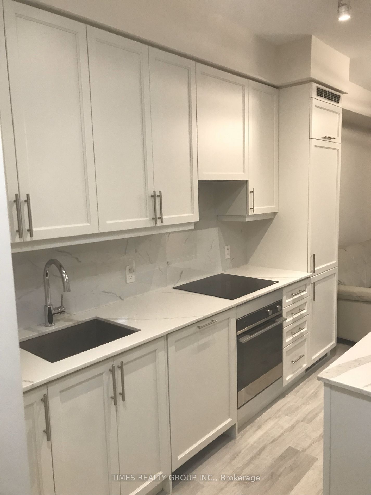 9085 Jane Street #811