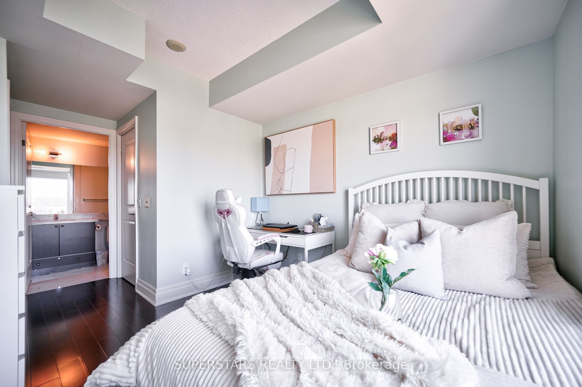 111 Upper Duke Crescent, #904