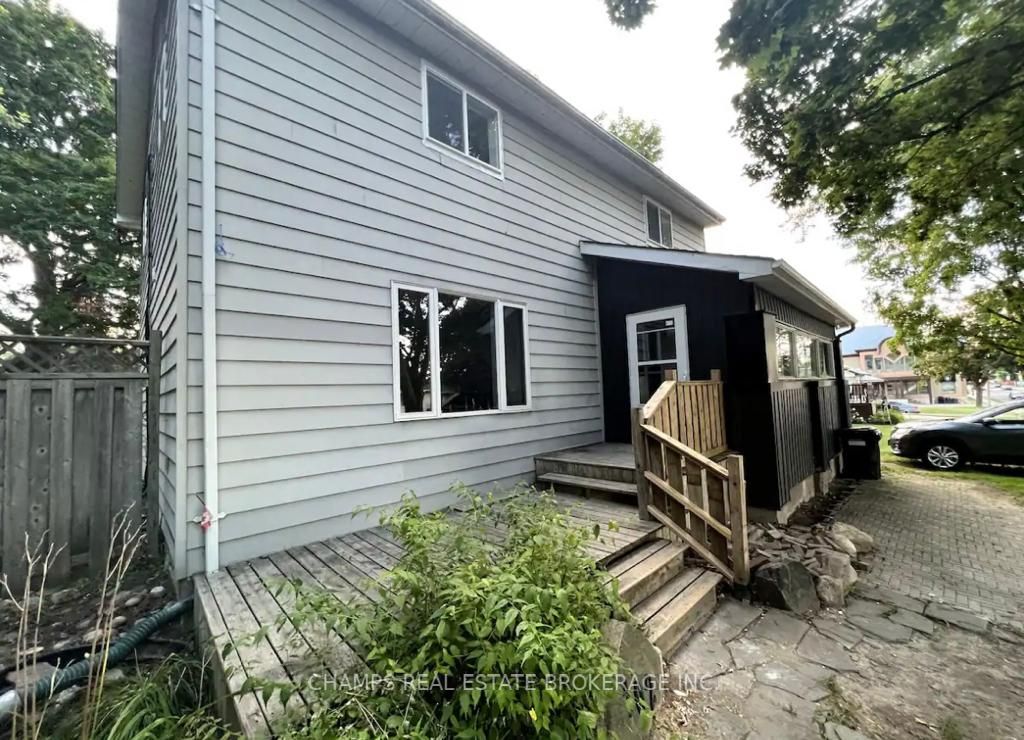 102 Queen St S