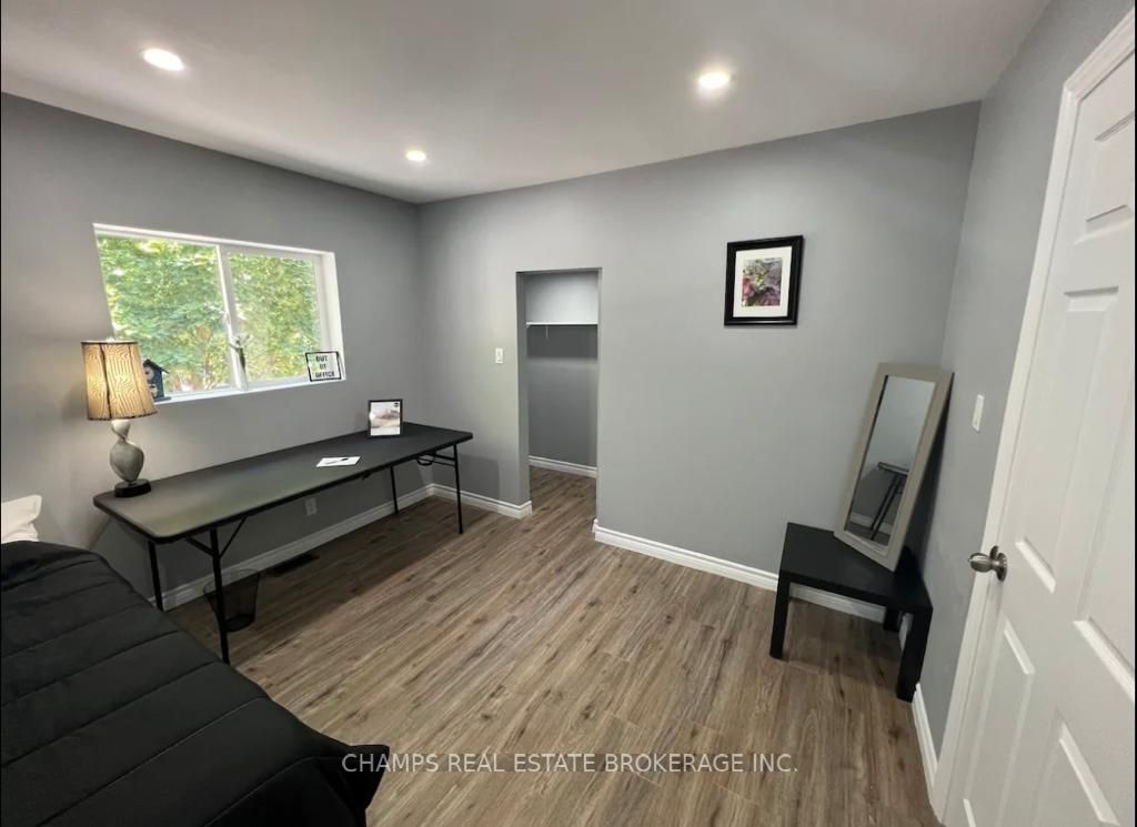 102 Queen St S