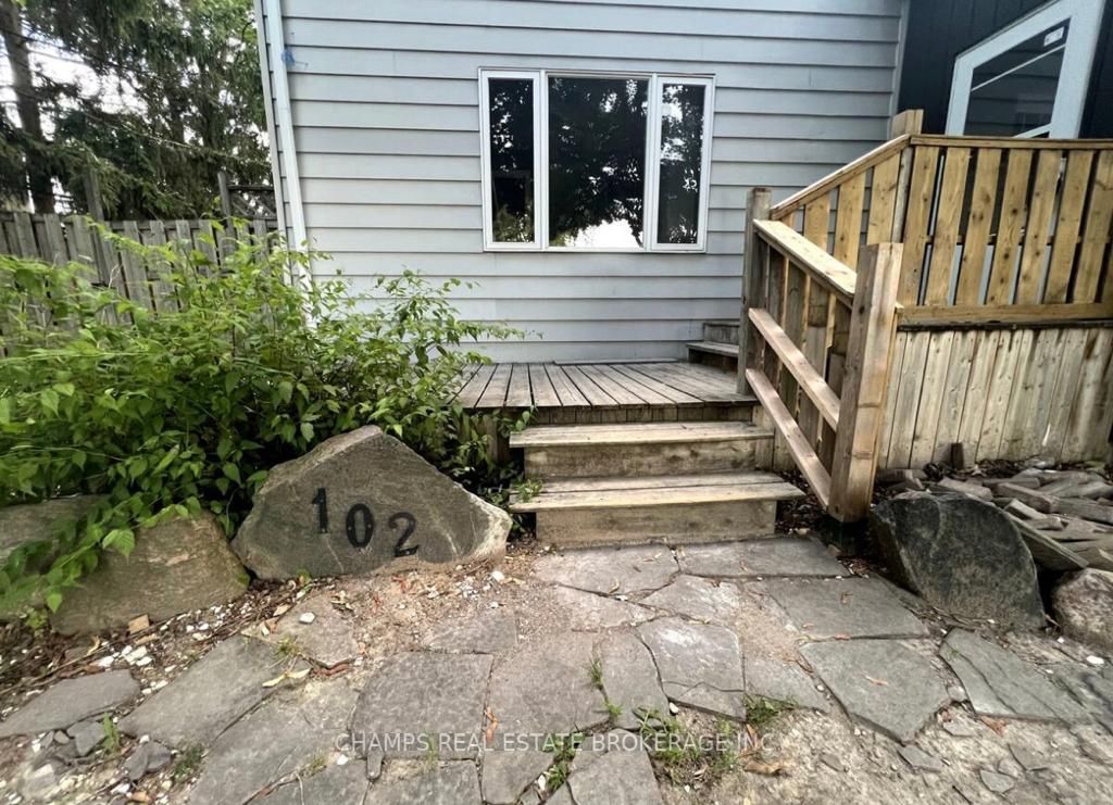 102 Queen St S