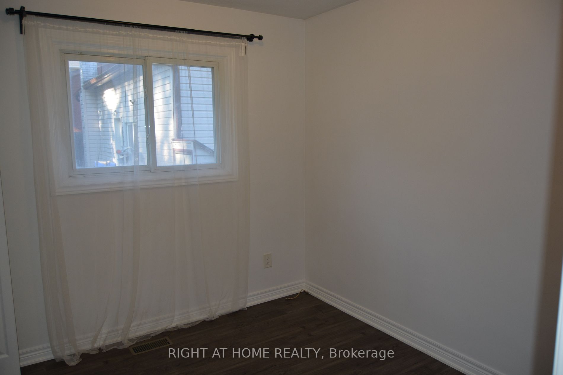190 Barrie Street W, #Main