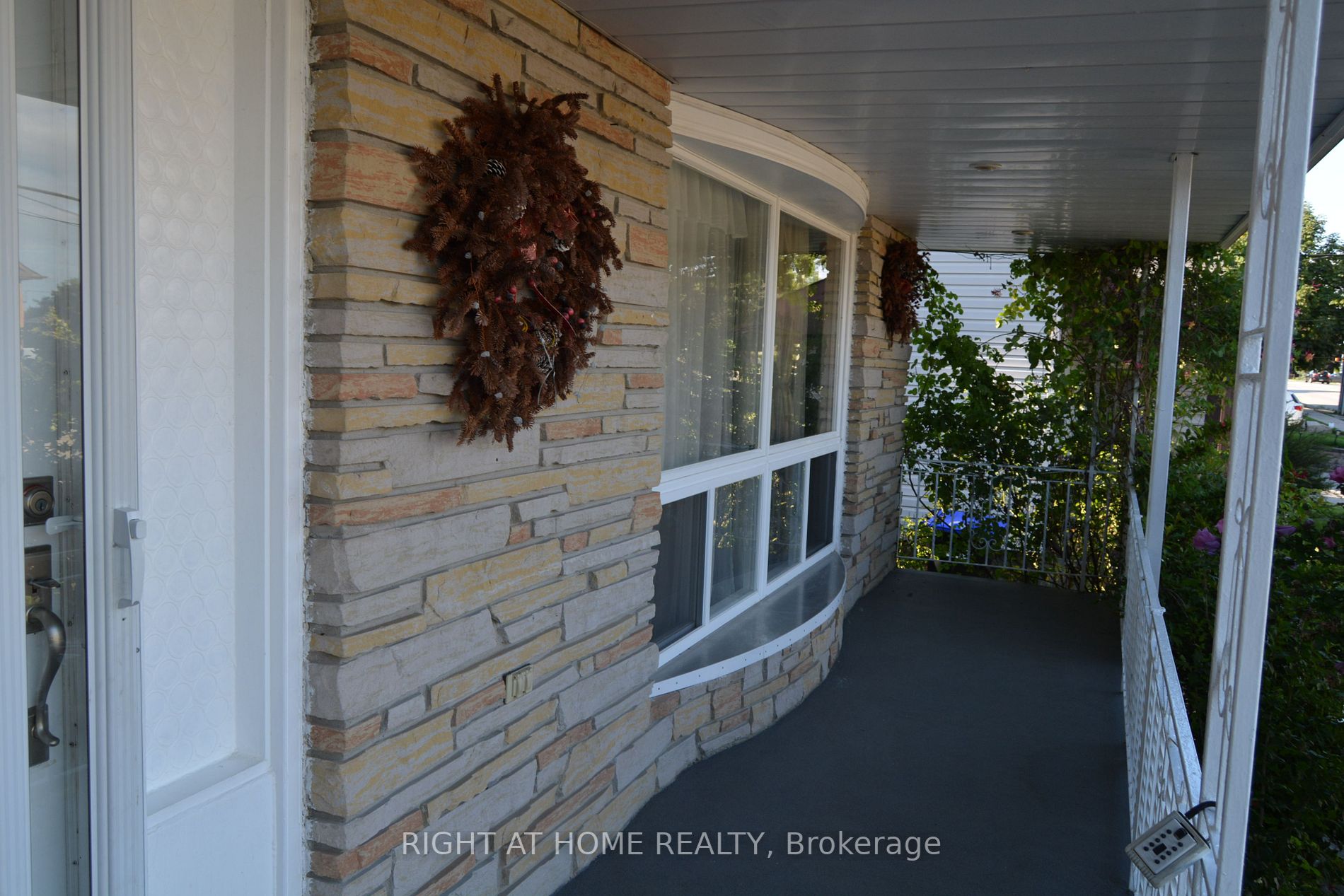 190 Barrie St W, #Main