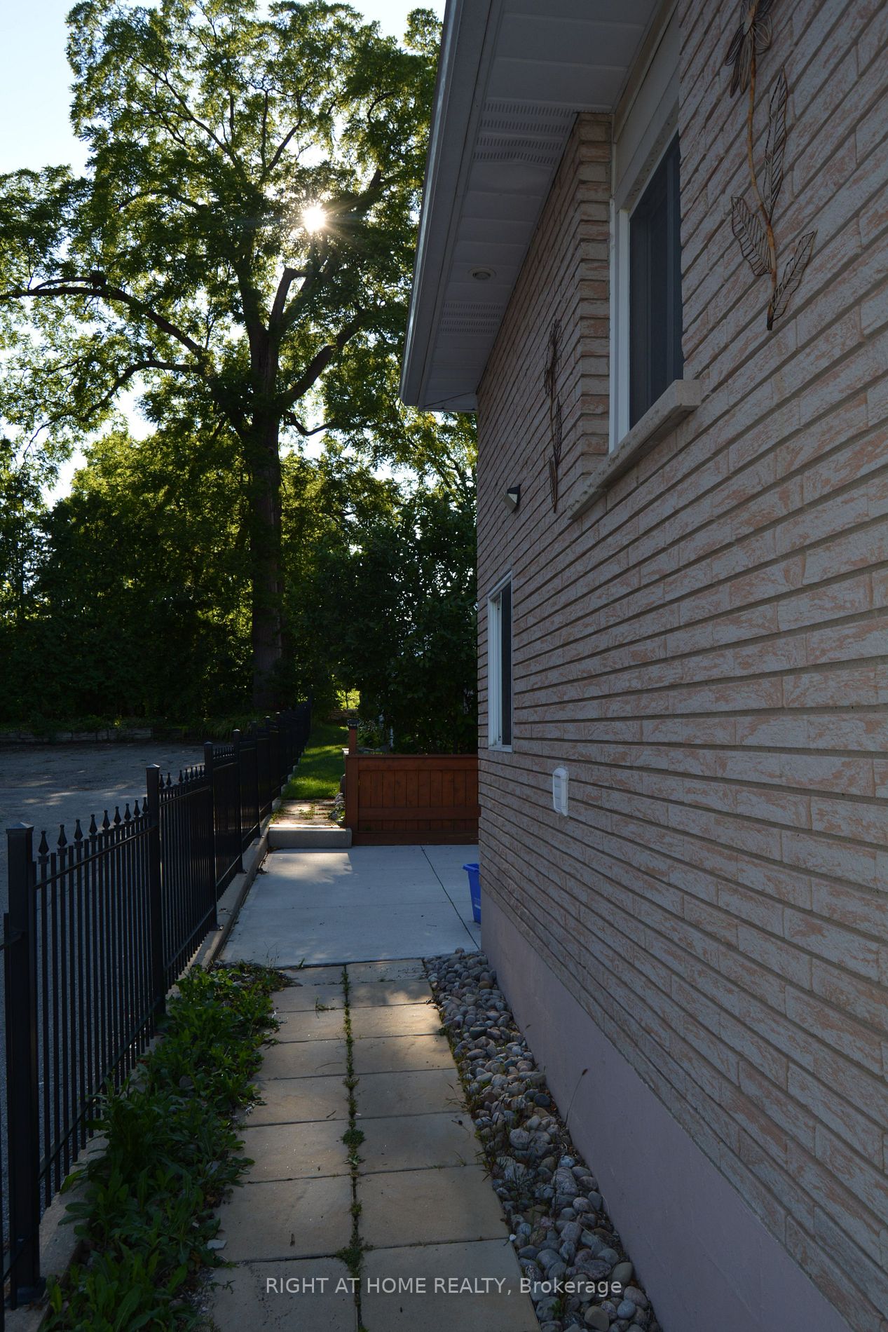 190 Barrie Street W, #Main