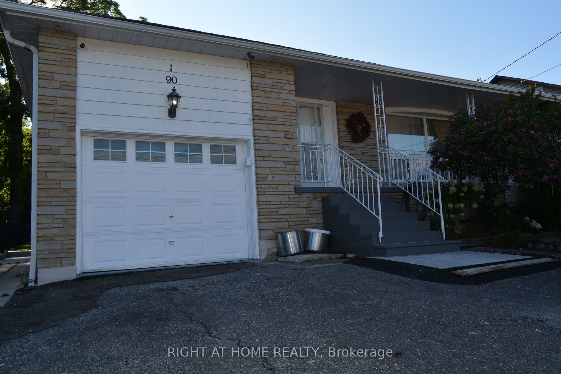 190 Barrie St W, #Main