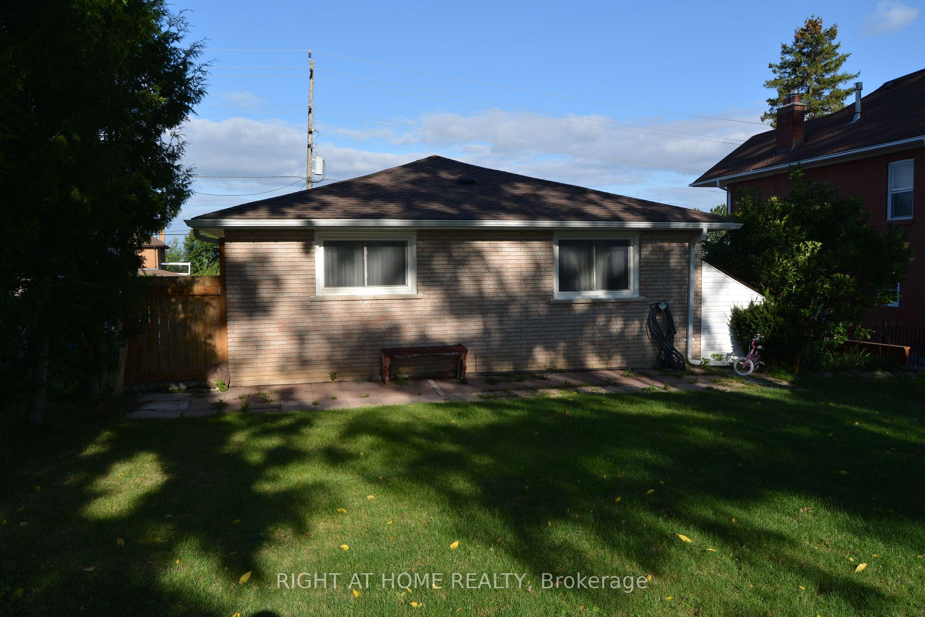 190 Barrie Street W, #Main