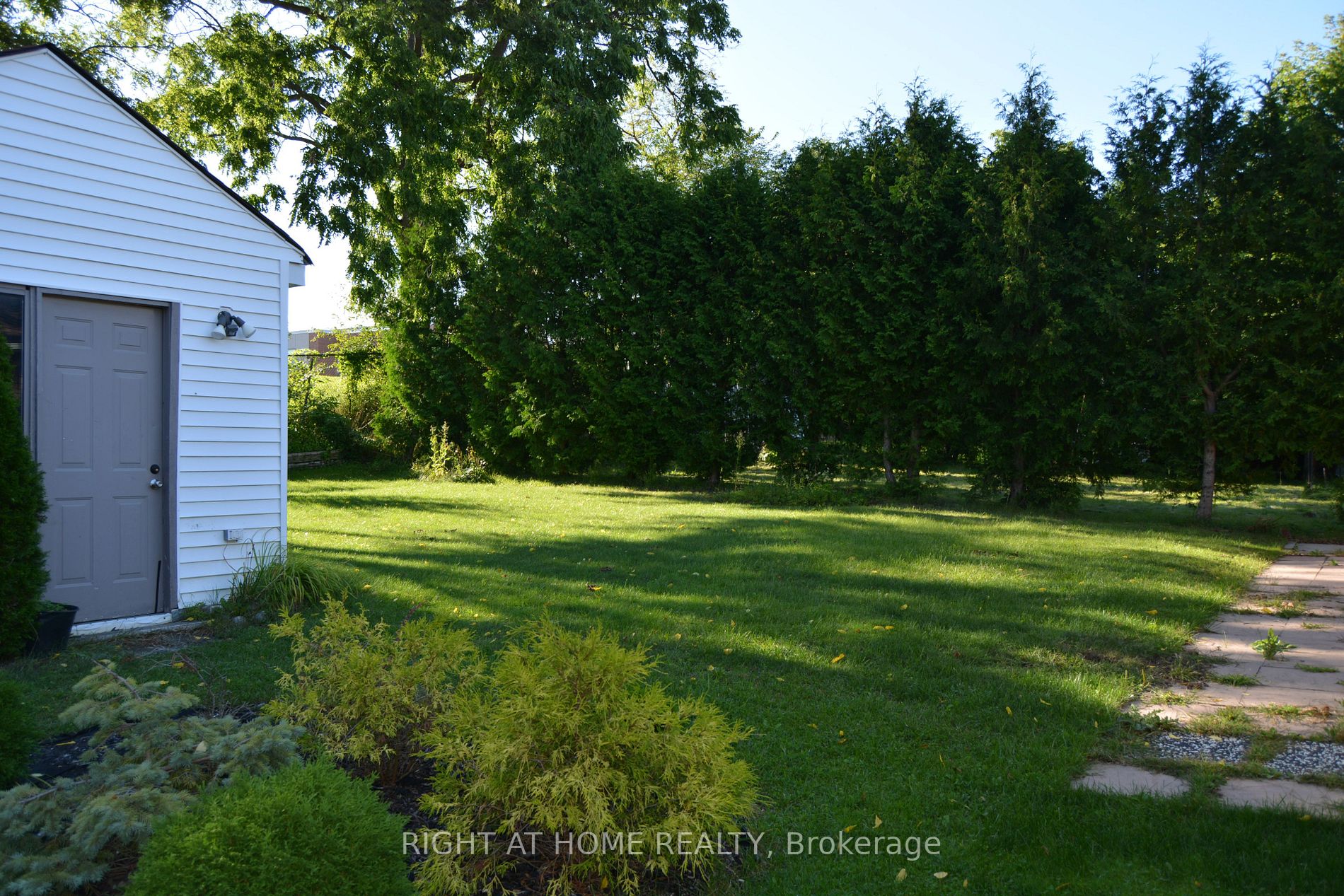 190 Barrie Street W, #Main
