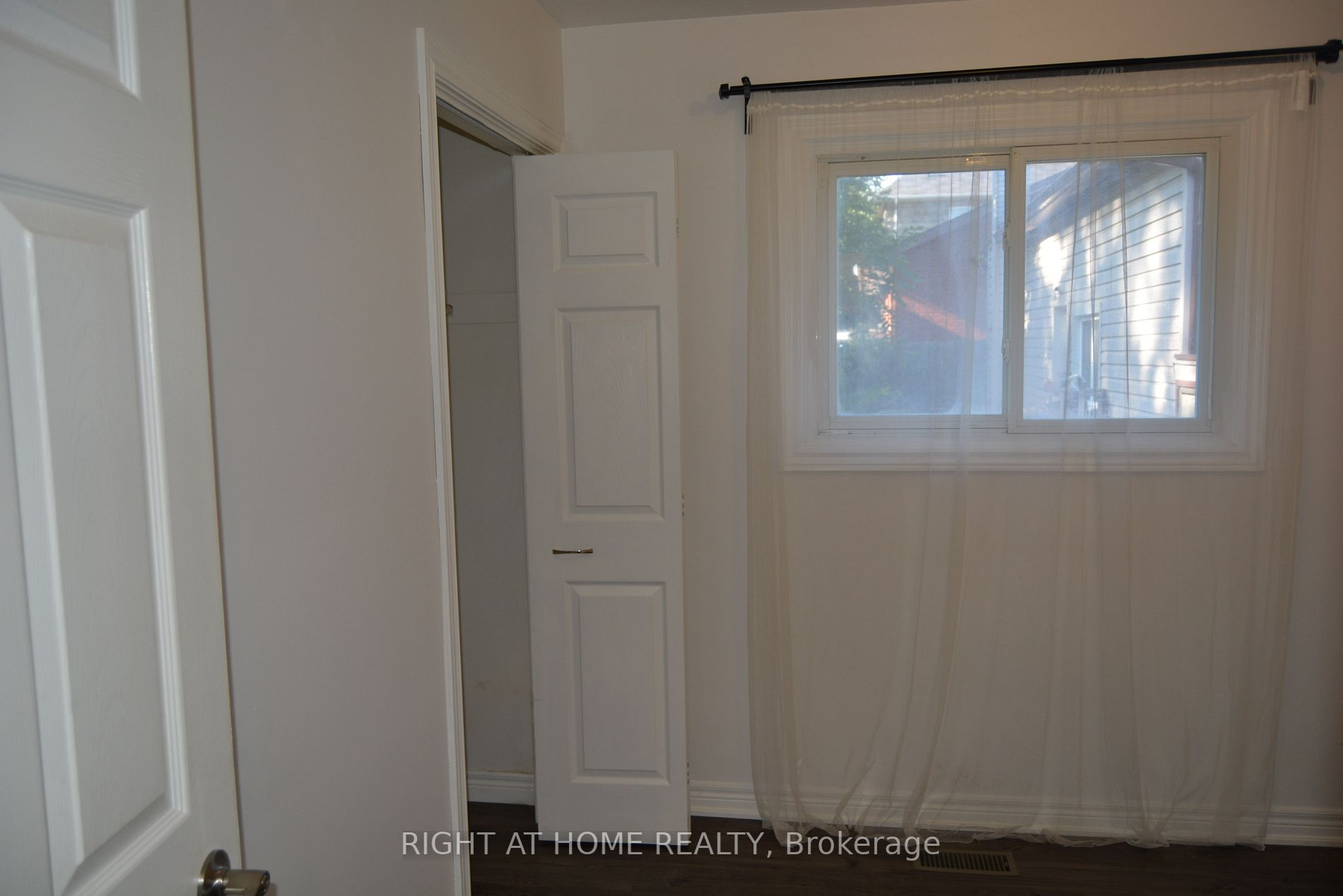 190 Barrie Street W, #Main
