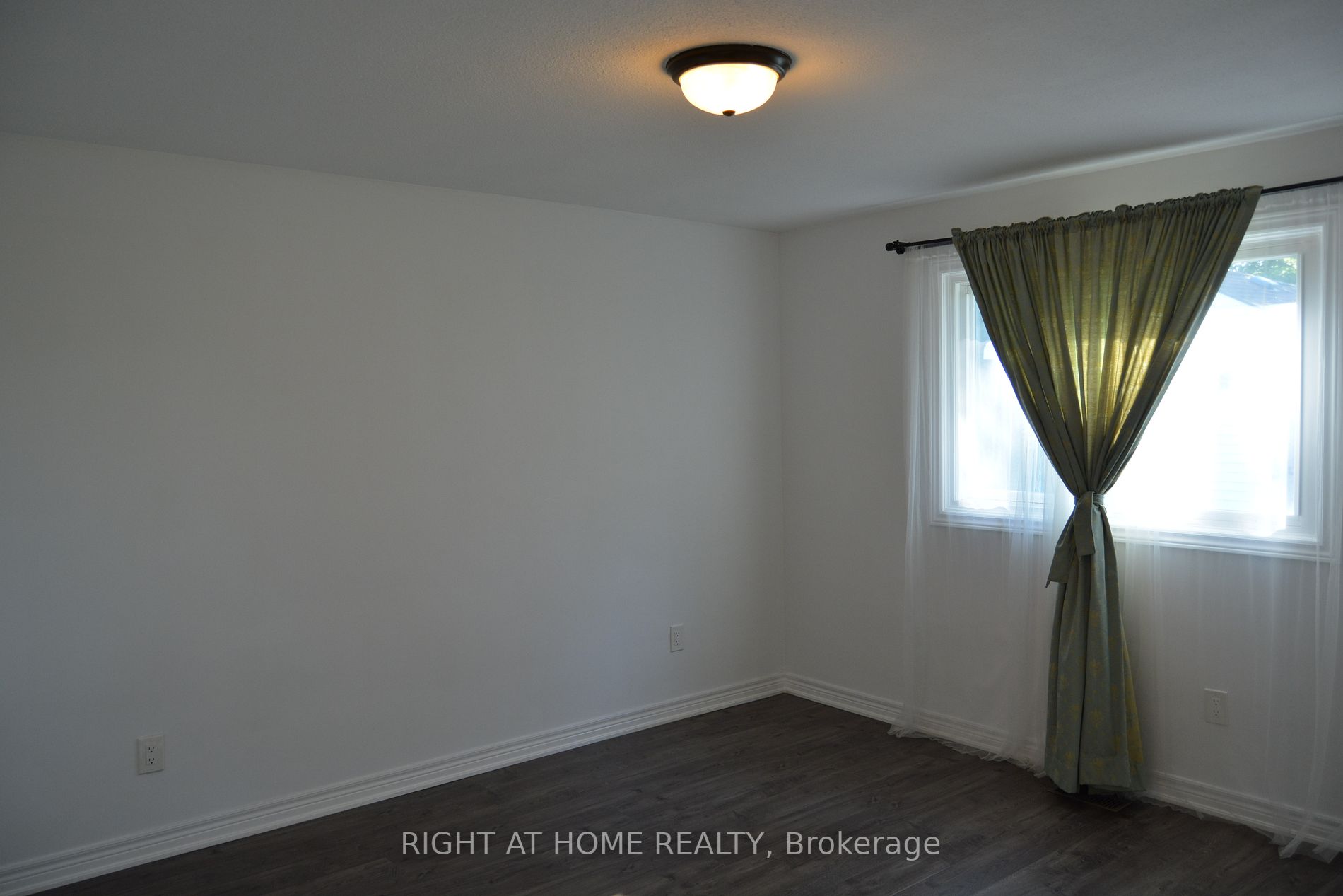 190 Barrie Street W, #Main