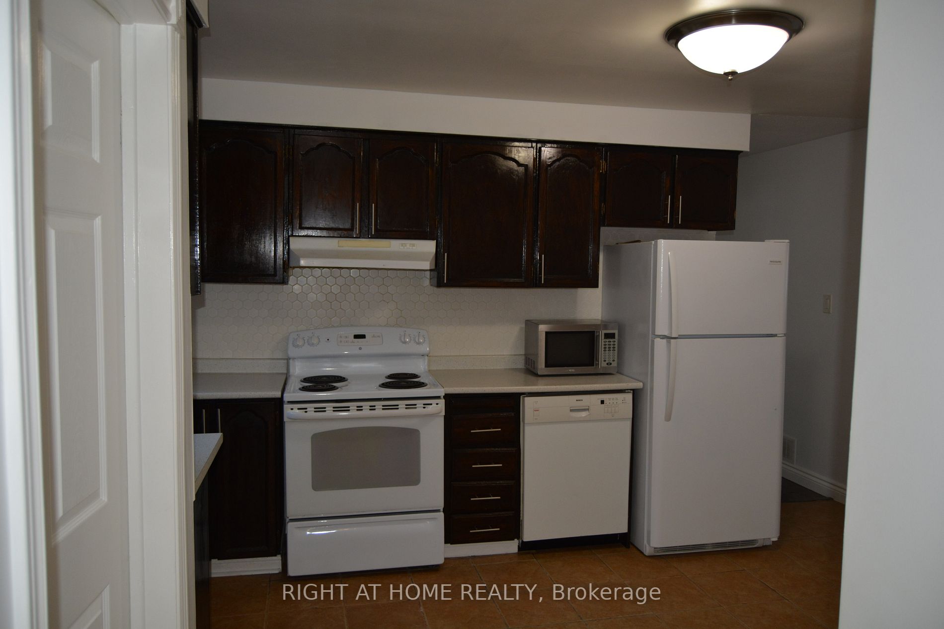 190 Barrie Street W, #Main