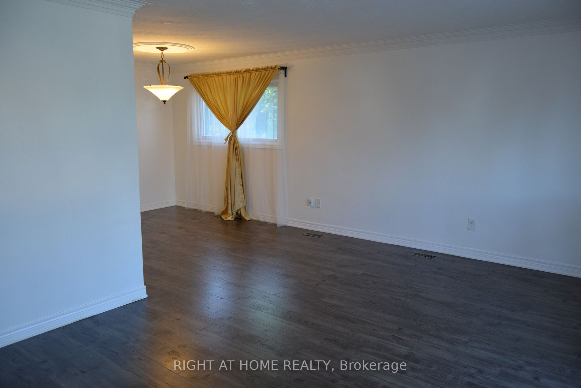 190 Barrie Street W, #Main