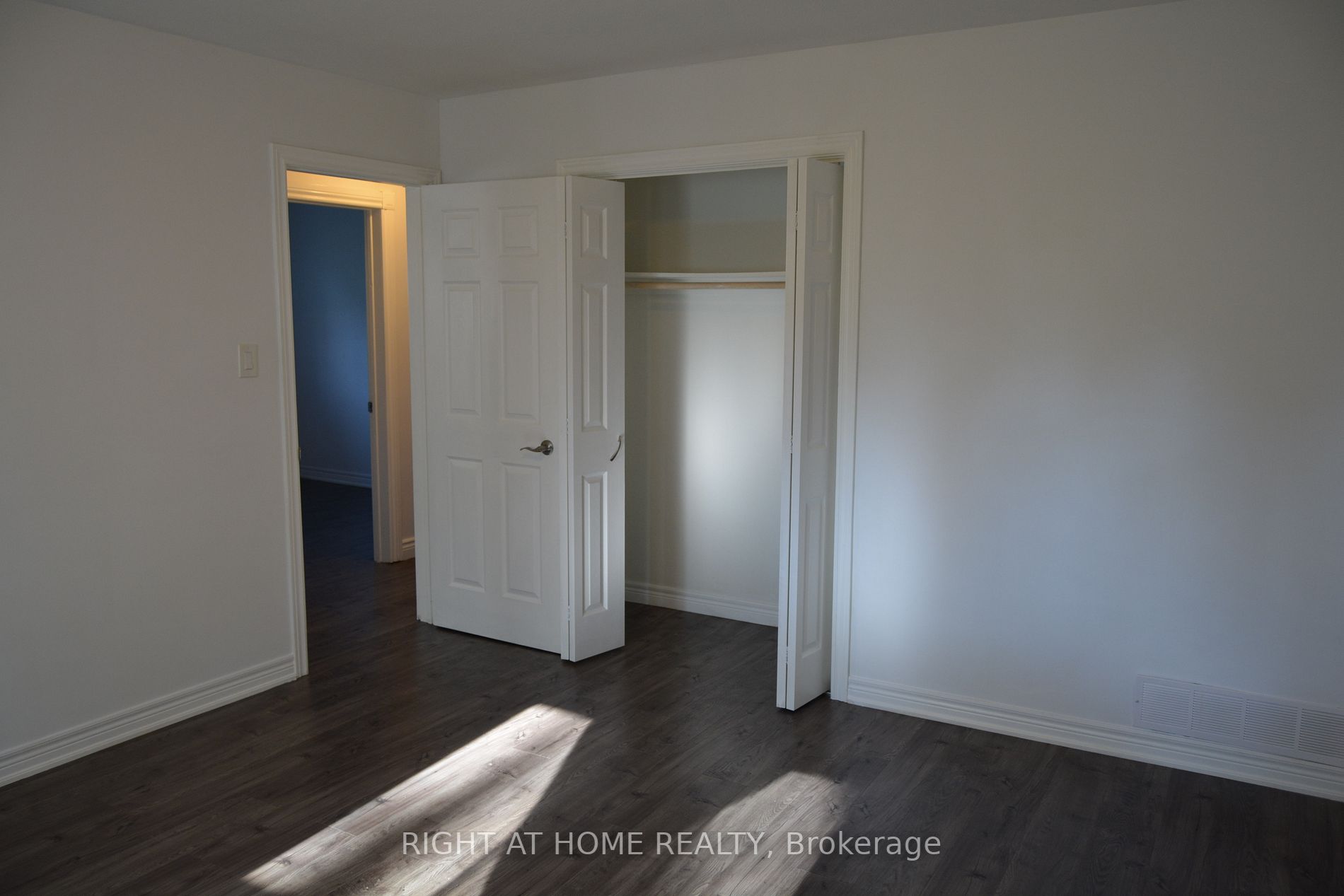 190 Barrie Street W, #Main